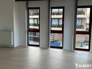 Om u kandidaat te stellen als huurder, verzoeken we via onderstaande link in te loggen, druk op de rode knop "Bezoek aanvragen" en vul uw huurprofiel zo volledig en correct mogelijk in. <br /><br />https://albert.immo/listing/7345930<br /><br />Ik contacteer jou dan via mail om een afspraak in te plannen.<br />Na het bezoek bij interesse in het appartement, krijg je een mail om je huurprofiel verder aan te vullen. <br />Ik stuur de profielen van de kandidaten naar de eigenaar en deze maakt een keuze. <br />Indien vragen contact opnemen via mail: <br />lieke@albert.immo<br />Bij Albert kom je thuis!<br /><br />In een centrale buurt gelegen appartement op de eerste verdieping. <br />Huurprijs : 925€/maand + 35€ vaste kosten per maand <br />Indeling: <br />* Inkomhal <br />* 2 slaapkamers:<br />- slpk 1: 12m2<br />- slpk 2: 10m2<br />* Badkamer: <br />- ligbad<br />- dubbele wastafel<br />- spiegel<br />- opbergkasten<br />* Ruime, lichtrijke woonkamer met eetkamer <br />* Terras<br />- toegankelijk vanuit de woonkamer met een schuifraam<br />- toegankelijk vanuit 1 slaapkamer<br /><br />* Keuken met een aparte berging/wasplaats, optie om daar een vaatmachine te plaatsen naast de wasmachine<br />* Keuken toestellen: <br />- gasfornuis + dampkap <br />- ijskast <br />* Optioneel een aparte garage achter het appartement, 75 euro p/m<br />* Bijzonderheden:<br />- Lift<br />- Er worden nog rolluiken voorzien