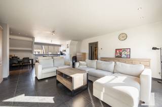 Dit lichte en ruime duplex-appartement is ideaal gelegen vlakbij de Vrijheid in Hoogstraten. Het appartement is eenvoudig bereikbaar via de trap...