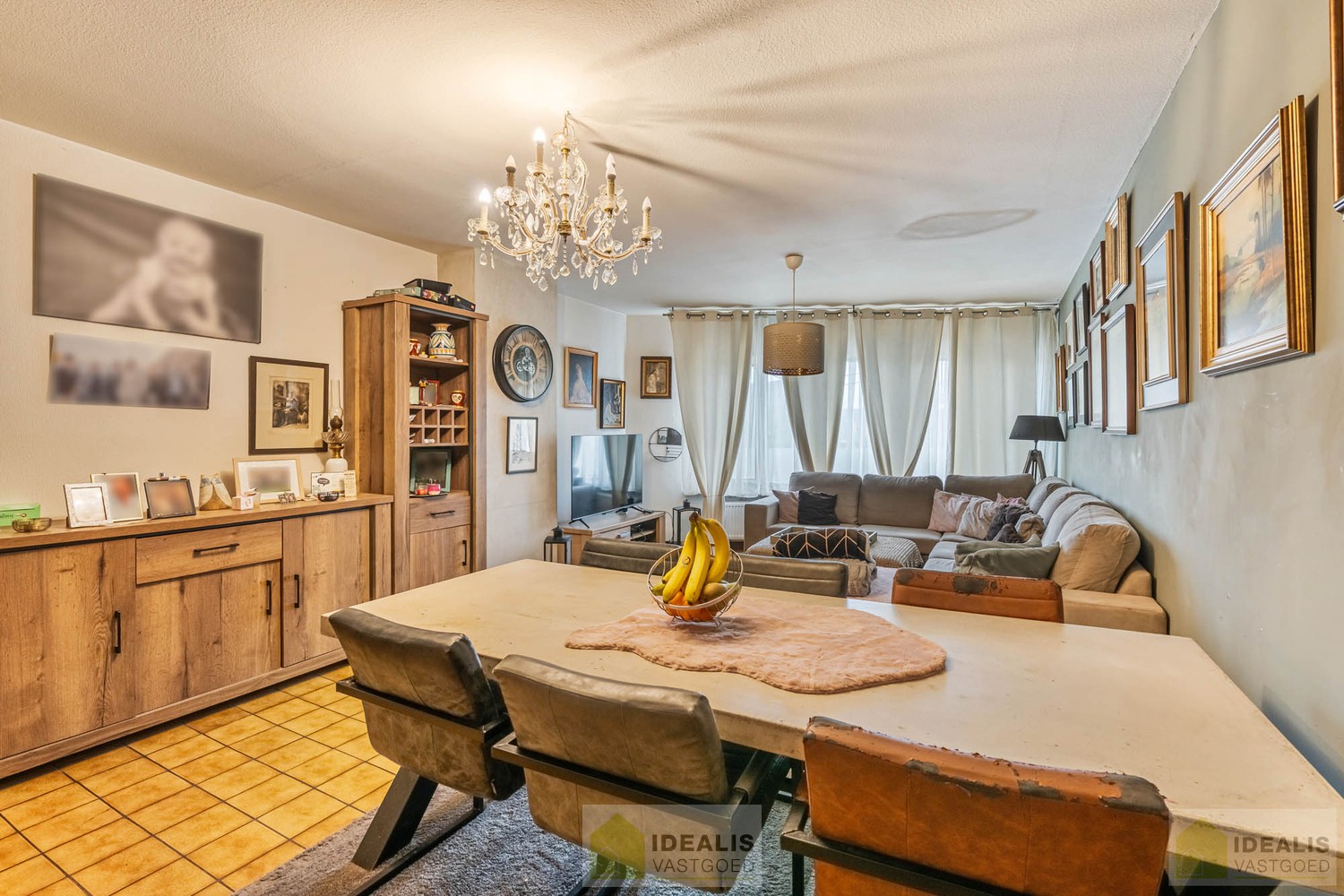 OP TE FRISSEN RUIM DUPLEX APPARTEMENT PAL IN  HET CENTRUM VAN HAMONT! Dit uiterst ruime appartement omvat maar liefst ca.142m² bewoonbare oppervlakte en is voorzien van een ruime woonkamer met aansluitend keuken, 3 aangename slaapkamers, volledig vernieuw - foto 5