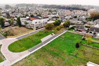 Danneels ontwikkelt het binnengebied tussen de Lijnzaadstraat, de Boterbloemstraat, de Madeliefjesstraat en de Brugsebaan in Gistel tot een een nieuwe familievriendelijke woonbuurt.<br /><br />In een eerste verkoopfase bieden wij hier 11 nieuwe bouwgronden te koop aan bestemd voor open bebouwing.<br /><br /> De perceelgrootte varieert van 424 m² tot 578 m² en alle bouwgronden worden te koop aangeboden zonder bouwverplichting. Je kan dus vrij kiezen wanneer én met welke bouwpartner(s) je samenwerkt. <br /><br />De stad Gistel is goed gelegen ten opzichte van de Kust en de provinciehoofdstad Brugge en is een ideale woonlocatie voor wie op zoek is naar een rustige maar goed bereikbare woonomgeving.<br /><br />In deze familievriendelijke woonwijk is geen doorgaand verkeer en in de centrale groenzone met speelzones kunnen de kleinste buurtbewoners zich helemaal uitleven. <br /><br />Hier woon jij rustig maar toch in het centrum, dicht bij alle voorzieningen. Er is een vlotte aansluiting met de N367 Brugge-Nieuwpoort en de E40.