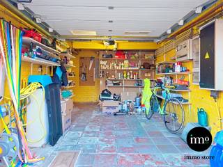 <p>Immo Store presenteert een bel-étage woning, gelegen in een groene en aangename omgeving met een vlotte bereikbaarheid en alle voorzieningen in de nabije omgeving. Deze locatie combineert rust met een praktische ligging, ideaal voor wie comfortabel wil wonen met alles binnen handbereik. De woning beschikt over een inpandige garage en een ruime oprit met plaats voor meerdere wagens, aangevuld met extra kelderruimte voor stockage of hobby. Via de inkomhal bereikt u de eerste verdieping waar zich een grote en lichtrijke leefruimte bevindt met eetplaats en aansluitende keuken. De keuken biedt een directe toegang tot de grote, gezellige tuin, waardoor binnen en buiten naadloos in elkaar overvloeien. Dit zorgt voor een bijzonder aangename woonbeleving en maakt het ideaal voor wie graag geniet van het buitenleven. Op de tweede verdieping bevinden zich twee volwaardige slaapkamers en een douchekamer. De extra ruimte met trap naar de zolder biedt tal van mogelijkheden en kan perfect ingericht worden als dressing, bureau of extra bergruimte. Verder beschikt de woning over een ruime zolderverdieping die perfect kan worden ingericht als extra slaapkamer, werkruimte of hobbykamer. Deze woning biedt een doordachte indeling, veel lichtinval en tal van uitbreidingsmogelijkheden, ideaal voor gezinnen of wie op zoek is naar ruimte en comfort. Grijp deze unieke IMMO STORE-kans met beide handen! Plan vandaag nog je bezoek! Bel ons op 02/203.03.03 of stuur een mail naar info@immo-store.be!</p>