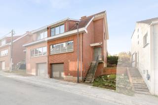 <p><strong>Charmante woning met twee slaapkamers in het hart van Schepdaal!</strong></p>
<p>Deze woning, gelegen in een rustige en centrale buurt van Schepdaal, biedt alle comfort voor wie op zoek is naar gezellig en praktisch wonen.</p>
<p>Bij het betreden van de woning kom je binnen in de inkomhal met apart gastentoilet. De lichtrijke woonkamer (19,27 m²) sluit naadloos aan op de eetkamer en de modern ingerichte keuken.</p>
<p>Op de eerste verdieping bevinden zich twee ruime slaapkamers (15,36 m² en 19,25 m²) en een badkamer uitgerust met douche, toilet en lavabo.</p>
<p>Buiten geniet je van een gezellige tuin met terras—de ideale plek om te ontspannen of te tuinieren. Daarnaast beschikt de woning over een garage, berging en kelder, wat zorgt voor extra opbergruimte en comfort.</p>
<p>EPC: 572 kWh/ m²jaar.</p>
