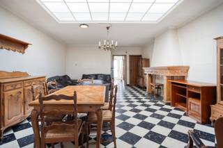 Deze te renoveren woning is gelegen in de straat Rozendaal in Geel, op een uiterst centrale locatie. Dankzij de gunstige ligging bevinden scholen, winkels, openbaar vervoer en horecazaken zich op wandelafstand. Bovendien geniet u hier van een vlotte verbinding naar de omliggende gemeenten.<br /><br />Bij het betreden van de woning komt u in de inkomhal. Gevolgd door een aangename eet- en leefruimte waar u in alle comfort kunt genieten van gezellige momenten met familie en vrienden. De keuken sluit hier mooi op aan en is praktisch ingericht. Achteraan de woning bevindt zich een apart toilet en een badkamer uitgerust met een wastafel en een ligbad. Daarnaast beschikt deze verdieping over een inpandige garage en de toegang tot een voorraadkelder.<br /><br />Op de eerste verdieping bevinden zich twee volwaardige slaapkamers en een apart toilet. <br /><br />De tweede verdieping biedt nog eens twee extra slaapkamers, waardoor deze woning perfect geschikt is voor grotere gezinnen, thuiswerkers of wie extra hobby- of logeerruimte wenst.<br /><br />Buiten geniet u van een onderhoudsvriendelijke stadstuin, waar u in alle rust kunt ontspannen zonder veel onderhoud.<br /><br />Extra:<br />- Centrale ligging<br />- Gezellige stadstuin<br />- Renovatieverplichting voor residentiële gebouwen is van toepassing. Meer info: https://energiesparen.be/renovatieverplichting.<br /><br />Voor meer informatie of een bezoek, neem contact met ons op via info@vastengoed.be of bel naar 014/72 73 74.<br /><br />Wenst u een gratis schatting van uw eigendom? Neem contact met ons op via 014/72 73 74.