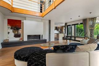 <span>Jonge (<span>bj 2004) </span>bijzonder grote woning (bvo ca. 316m²) en energiezuinige met epc 150 woning met thans 4 slaapkamers, 2 badkamers en bijzonder leuke look and feel alsook leuke extra's. De woning is zeer goed onderhouden, geniet een prachtige lichtinval en werd erg praktisch ingedeeld en is gelegen op een van de meest rustige (einde doodlopende straat) locaties van Sint-Antonius op een ZO perceel van <span>1247m².</span></span><br /><br /><span>INDELING: Inkomhal met gastentoilet en vestiairegedeelte - Open leefruimte met prachtige lichtinval welke werd voorzien van parket en gashaard - Vooraan bureauruimte met eveneens prachtige lichtinval - Geheel geïnstalleerde open keuken voorzien van ATAG toestellen (hete-luchtoven, microgolf, vaatwasser enz.) met handige bijkeuken die toegang verleent tot garage met automatische poort. V1: Prachtige open gedeelte/vide die toegang verschaft tot slaapkamer 1, ingerichte badkamer en de masterbedroom welke werd voorzien van ensuite dressing en tweede badkamer allen voorzien van de nodige toestellen. V2: omvat 3e en 4e riante slaapkamer (36,84m² en 20,5m²) alsook toegang tot technische ruimte. TUIN: Geheel omheind en onderhoudsvriendelijk aangelegd met terras en voorzien van mooie bomen alsook een ideale oriëntatie op het zuid-oosten. </span><br /><br /><span>BIJZONDERHEDEN: Jonge woonst - Toplocatie - Centrale en toch heel rustige omgeving - Bijzonder ruim - Elektriciteit bijna <span><span>conform aangezien enkel schema's ontbreken</span> </span>- EPC: 150<span>kWh/m² UC: 1800051</span>- Leuke extra's waaronder alarm, gashaard enz. - Cv gas vloerverwarming glvl, radiatoren op verdieping - Stedenbouw info in aanvraag - Geen risicozone voor overstromingen Psco<span>re A &amp; Gscore A </span>- Meer informatie of een gratis schatting van uw woonst? Bel 0472 62 03 05 of via www.yvesvanpelt.be.</span>