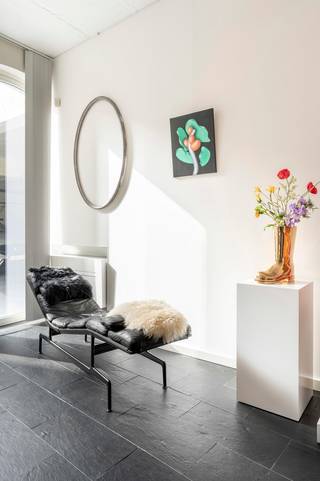 Unieke loft in oud pakhuis – centraal, maar oase van rustDeze echte loft is gelegen in een voormalig pakhuis, zeer centraal maar verrassend rustig...