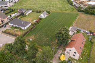 <p><strong>Prachtige, zuidgerichte bouwgrond van maar liefst 2454m² voor het bouwen van een ruime, open bebouwing. Dit alles op een landelijke toplocatie met zicht over de velden. </strong></p>
<p><strong>Ligging:<br /></strong>De Schransstraat is een rustig, landelijk straatje net buiten de dorpskern van Morkhoven. Het stadscentrum van Herentals maar ook Herenthout, Westerlo en Hulshout zijn op fietsafstand. De op- en afrit van de E313 Antwerpen-Hasselt is op slechts 10 min. rijden.</p>
<p><strong>Beschrijving:<br /></strong>Met een straatbreedte van maar liefts 30 meter is deze bouwgrond uiterst geschikt voor het realiseren van een prachtige, open bebouwing op een rustige, landelijke toplocatie in Morkhoven.<br />Met 2454m² is dit perceel uniek en ideaal voor het creëren van een ruime woning met prachtige tuin. Wie graag hobbydieren houdt of een prachtig gazon wil, is hier aan het juiste adres.<br /><br />De grond is georiënteerd op het Zuiden. Vooraan kijk je uit over de lokale Velden en weiland.<br /><br />Bijgebouwen tot 40m² zijn toegestaan in de achtertuin.</p>
<p>Voor meer info of het bekomen van bouwvoorschriften kan u terecht op ons kantoor, na afspraak via het nummer 014 95 37 50.</p>
<p><strong>Perceelscore:</strong> B<br /><br /><strong>Bijzondere informatieplicht:</strong> Geen omgevingsvergunning voor stedenbouwkundige handelingen uitgereikt, woongebied, geen rechterlijke herstelmaatregel of bestuurlijke maatregel opgelegd, geen voorkooprecht ruimtelijke ordening, omgevingsvergunning voor het verkavelen van gronden uitgereikt.</p>