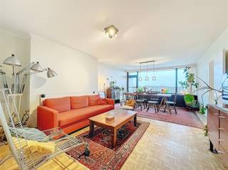 <p><span>BEZOEK? Bel 09/225.00.78. Dit lichtrijk appartement</span><span> </span><span>bevindt zich vlakbij het Bijlokehof en is op wandelafstand van diverse scholen, winkels en het station Gent-Sint-Pieters. U komt de woonst binnen via de inkomhal met apart toilet, deze verleent u toegang tot de lichtrijke leefruimte van 33m² met achtergelegen terras (9,6m²). De keuken sluit hier mooi op aan en is uitgerust met een kookplaat, dampkap, ingebouwde ijskast met vriezer, wasmachine, vaatwasser en oven. Aanpalend aan de keuken is er een</span><span> </span><span>bijkomende berging (1,5m²). Het appartement telt</span><span> </span><span>2 ruime slaapkamers van 11,8m². De kamers geven uit op een tweede terras van eveneens 9,6m². De badkamer is voorzien van een douche en wastafel. Kortom, een echte topper!</span></p>