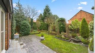 Rustig gelegen landhuis op een perceel van 4a79ca. Zuid-west georiënteerd.De woning omvat: inkomhal, wc, living van 57m² met open ingerichte keuken,...