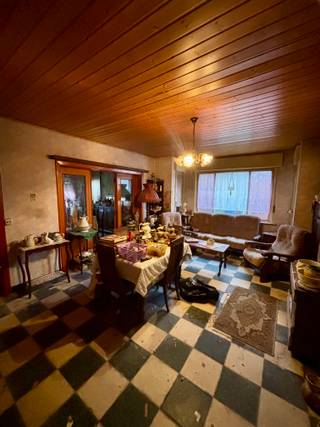 Houthulst - Woning met 4 slaapkamers en garage te koop.Indeling:Inkom, living (in twee delen), keuken, veranda, toilet, berging, garage en tuin1ste...