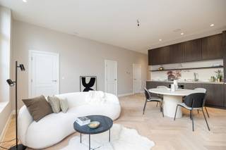 Renovatieproject (2025) in majestueus herenhuis. Welkom aan de Frankrijklei 140. Waar je zaterdagochtend om het hoekje de markt op wandelt...