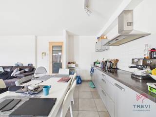 6700 ARLON (Wäschbour, 22-24 lot A105) – On the edge of the countryside, ideally located and close to all amenities (shops, schools, public transport, etc.), 10 minutes by car from Luxembourg, close to Arlon city center and 30 minutes from the economic center of the Grand Duchy. TREVI offers you this beautiful 2-bedroom apartment in a building dating from 2007, comprising: entrance hall, separate toilet, living room, fully equipped kitchen, 2 bedrooms, bathroom, laundry room, and terrace. In the basement, there is a private cellar (no. C11). Parking and/or garage available at an additional cost. <br /><br />** TECHNICAL **<br />- PEB: B; 19 kg/C02/m²/year; 93kwh/m²/year; unique code: 20230310023952;<br />- NEW communal gas boiler with hot/cold water meters;<br />- Water softener;<br />- Electricity confirmed;<br /><br />**FINANCIAL CONDITIONS**<br />Asking price: €290,000<br />Charges: €150/month for private hot and cold water + heating + communal areas<br />The property is sold occupied with a base rent of €885/month starting on 02/26/2021 (9-year lease) including parking.<br />Sale price subject to registration fees (3% or 12.5% depending on conditions)<br />Basic deed fees payable by the buyer (± €800 excluding VAT)