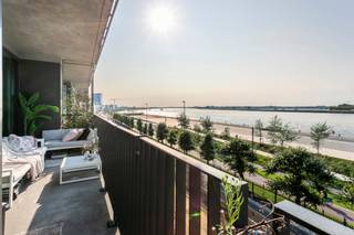 <p>Dit sublieme appartement van ca 130 m² bevindt zich op de derde verdieping van de prestigieuze residentie “Hoopnatie” aan de Cockerillkaai. Op een toplocatie in hartje Zuid met tal van restaurants, winkels en gezellige cafeetjes nabij. <br /><br />Grootste troef van het appartement is ongetwijfeld het ongestoord uitzicht op de Schelde. Dankzij de grote kamerhoge raampartijen die voorzien zijn over de volledige breedte van het appartement, kunnen zowel leefruimte als open keuken genieten van een prachtig uitzicht en een aangename lichtinval. Bovendien is het vanop het terras van ca 10 m² zalig genieten van de namiddag- en avondzon. <br /><br />De ruime leefruimte is afgewerkt met een stijlvolle eiken parketvloer. De volledig ingerichte open keuken is voorzien van een gezellig eiland. Alle toestellen zijn netjes weggewerkt. Via de nachthal bereikt u de twee slaapkamers die zich aan de rustige achterzijde bevinden. Deze kunnen gebruikmaken van de badkamer met ligbad/douche en lavabo. Een toilet is apart voorzien.<br /><br />Een aparte berging voorziet de nodige bergruimte en beschikt over aansluiting voor wasmachine en droogkast. <br /><br />Bovendien is een private kelderberging reeds begrepen in de huurprijs. Er is ook de mogelijkheid tot het huren van een autostaanplaats op niveau -1 aan 150 Euro per maand. <br /><br />Maandelijkse kosten: 150 Euro. <br />Provisie op verbruik van verwarming en water: 140 Euro.<br />Elektriciteit is privé op te nemen door de huurder. <br /><br />Beschikbaar vanaf 15 augustus 2026.</p>