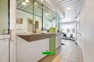 Gelegen in het hart van Diksmuide, biedt dit veelzijdige en instapklare gebouw uit 1999 een unieke kans voor investeerders of wie op zoek is naar...