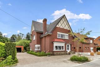 Op een uitstekende locatie te Putte bevindt zich deze ruime woning met 3 slaapkamers. U bevindt zich hier in een rustige straat, toch vlakbij het centrum met winkels, scholen en het openbaar vervoer.<br /><br />We betreden de woning via de inkomhal. De leefruimte kunt u inrichten met een gezellige zithoek en aparte eetplaats. Van hieruit heeft u ook toegang tot de lichtrijke veranda en aangrenzend bevindt zich de ingerichte keuken. Het gelijkvloers omvat verder nog een badkamer met douchebad, een ruime wasplaats/berging, apart toilet en nog een laatste ruimte die u volledig naar wens kan inrichten. De nachthal op de eerste verdieping geeft ons toegang tot 3 slaapkamers. De zolderruimte op de tweede verdieping is bereikbaar via een zolderluik. De woning is gedeeltelijk onderkelderd en bovendien beschikt u ook over een afzonderlijke garage. In de goed georiënteerde tuin met terras kunt u steeds in alle rust en privacy genieten van het mooie weer. <br /><br />U bent verplicht om deze woning binnen de 6 jaar na aankoop grondig energetisch te renoveren tot minimum EPC-label D. <br /><br />Dit is een goede opportuniteit als u op zoek bent naar een ruime woning met potentieel op een rustige locatie te Putte. Contacteer ons voor meer informatie op 0487/ 32 91 87 of neem een kijkje op www.boonstravastgoed.be . <br /><br />Bijzonderheden:<br />- 3 slaapkamers<br />- Uitstekende locatie<br />- 228 m² bewoonbaar