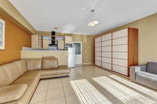 <p>Voor meer info of bezoek bel 02/884.23.26</p><p></p><p>Dit <strong>instapklare appartement </strong>bevindt zich op de <strong>eerste verdieping</strong> van een <strong>kleinschalige residentie </strong>met slechts 5 entiteiten.</p><p>Het appartement beschikt over een inkomhal, <strong>aangename leefruimte met veel natuurlijk licht</strong>, keuken, slaapkamer en een badkamer.</p><p></p><p>Dankzij de hoogrendementsbeglazing in PVC en het zeer <strong>gunstige EPC-label B (106 kWh/m² jaar)</strong> geniet u bovendien van een energiezuinige woonst. Extra troeven zijn de <strong>privatieve kelder</strong> die zorgt voor bijkomende opbergruimte en mogelijkheid tot parkeren achter het gebouw. Toegang via elektrische sectionaalpoort.</p><p></p><p>De <strong>centrale ligging</strong> vormt een absolute meerwaarde. Winkels, openbaar vervoer en andere dagelijkse voorzieningen bevinden zich op wandelafstand, terwijl u dankzij de nabijheid van belangrijke invalswegen, de Brusselse ring en de E40 geniet van een vlotte en snelle verbinding naar omliggende gemeenten en Brussel.</p><p></p><p>Een ideale opportuniteit voor starters, alleenstaanden of investeerders die op zoek zijn naar een <strong>praktisch en verzorgd appartement</strong> op een gunstige locatie. Maatregelen opgenomen in het maatregelenregister: nee.</p><p></p><p></p><p><strong>Interesse? Contacteer ons voor meer informatie of plan een bezoek.</strong></p>