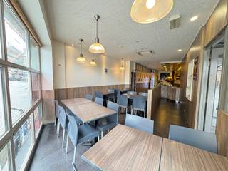 <p><strong>Wervik - Handelspand met gerenoveerde duplex appartement inclusief overname.</strong></p>
<p> </p>
<p>Dit handelspand / frituur ligt op wandelafstand van het centrum van Wervik en de Franse grens.</p>
<p> </p>
<p>Het appartement werd in 2018 volledig vernieuwd en beschikt over een terras.</p>
<p>De zolder biedt tevens ook veel mogelijkheden tot uitbreiding.</p>
<p> </p>
<p><strong>Het duplex appartement bestaat uit:</strong></p>
<p><u>1ste verdieping:</u> badkamer, slaapkamer, living en terras</p>
<p><u>2de verdieping:</u> 3 slaapkamers waarvan 1 momenteel gebruikt wordt als doorloopkamer en zolder met mogelijkheid tot 2 extra kamers.</p>
<p> </p>
<p>Vooraan is er een ruime parking voorzien.</p>
<p> </p>
<p><strong>Overname:</strong></p>
<p>Up to date installaties, nog steeds wordt verder geïnvesteerd.</p>
<p> </p>
<p><strong>Troeven:</strong></p>
<p>+ Handelsas/subsidies</p>
<p>+ Recente aangekochte friteuse (70.000 euro)</p>
<p>+ Mery Chef (13.000 euro)</p>
<p>+ Gevel recent gezandstraald</p>
<p>+ Drukke passage / overgang Franse grens</p>
<p>+ Veel horecazaken in de omgeving</p>
<p>+ Station op wandelafstand<br /><br />+ 17 zonnepanelen (op circuit frituur) </p>