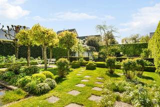 Te koop: unieke herenwoning op de Markt van Deinze, genietend van een magnifieke binnentuin met zwemvijver, praktijk + extra...