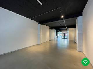 Dit handelspand is gelegen op een uiterst optimale ligging in het stadscentrum van Roeselare. Het handelspand is in hedendaagse stijl een opportuniteit om uw droomzaak uit te baten! Met zijn grote raampartijen is de visibiliteit optimaal!<br /><br />De indeling is als volgt: inkom - handelsruimte - keuken - apart toilet - koer/stadstuin. <br /><br />Huurprijs: 1750 €/mnd (exclusief maandelijkse kost grondlasten). Beschikbaar 1/06/2026. <br />Aparte tellers voor water, gas en elektriciteit. <br /><br />Contacteer ons gerust voor meer info!