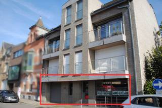 Ruim gelijkvloers appartement met 2 slaapkamers, tuin en garage in Residentie Quattro

Op zoek naar een instapklaar appartement met buitenruimte én garage? Dan is dit verzorgd gelijkvloers appartement in Residentie Quattro absoluut een bezoek waard!

Vandaag ingericht als kantoor, morgen uw nieuwe thuis. Dit ruime gelijkvloerse appartement wordt momenteel professioneel gebruikt als kantoorruimte, maar behoudt zijn residentiële bestemming en biedt alle voorzieningen om opnieuw als comfortabel woonappartement te worden ingericht. Met twee slaapkamers, een privatieve tuin en een garagebox beschikt u over alle troeven voor aangenaam wonen.
Een extra troef is de privatieve garagebox, gelegen achter het gebouw en inbegrepen in de verkoop.

Dit appartement werd opgetrokken in 2012 en biedt het comfort van aluminium schrijnwerk met hoogrendementsbeglazing, centrale verwarming op aardgas via een condensatieketel en een lift in het gebouw. Het appartement maakt deel uit van een goed onderhouden residentie op wandelafstand van winkels, openbaar vervoer en het centrum van Geraardsbergen.

Momenteel ingericht als kantoorruimte, maar juridisch vergund als woongelegenheid. Hierdoor biedt dit pand interessante mogelijkheden voor zowel particulieren als zelfstandigen. Wenst u het appartement opnieuw als woonst te gebruiken, dan dient enkel nog een badkamer te worden voorzien. Hiervoor is reeds een offerte beschikbaar. Een bestemming als kantoor of handelsruimte kan administratief aangevraagd worden bij de gemeente.

Troeven 
✔ Gelijkvloers appartement
 ✔ 2 slaapkamers
 ✔ Privatieve koer van ca. 22 m²
 ✔ Garagebox inbegrepen
 ✔ Lift aanwezig in de residentie
 ✔ Bouwjaar 2012
 ✔ Aluminium ramen met hoogrendementsbeglazing
 ✔ Condensatieketel op aardgas
 ✔ Centrale ligging nabij centrum en voorzieningen

Neem vandaag nog contact op met CasaVista Vastgoed voor meer informatie of een bezoek ter plaatse. Wij begeleiden u graag doorheen het appartement en beantwoorden met plezier al uw vragen!