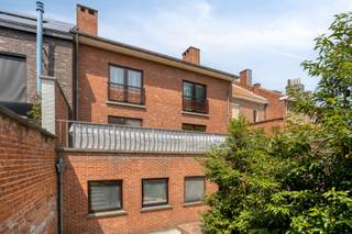 Dit gebouw is gelegen aan de Pliniuswal, prachtige ligging met de Grote Markt op 2 minuutjes stappen.<br />Het gebouw bestaat uit een gelijkvloers en 2 appartementen. IDEAAL INVESTERINGSPAND!<br /><br />INDELING gelijkvloers: <br />x gemeenschappelijke inkomhal met trap naar beide appartementen; <br />x grote gemeenschappelijke bergruimte, met voorzieningen voor wasmachine, CV-installatie en fietsenstalling; <br />x brede sectionaalpoort met grote garage voor zeker 3 auto's; <br />x doorgang naar een gezellig stadskoertje.<br /><br />Verdieping 1:<br />x inkomhal; <br />x woonkamer aan de voorzijde met balkonterras; <br />x naastgelegen keuken; <br />x 2 slaapkamers met toegang tot een groot dakterras aan de achterzijde; <br />x apart toilet; <br />x badkamer met ligbad.<br /><br />Verdieping 2: <br />x inkomhal; <br />x woonkamer aan de voorzijde met balkonterras; <br />x naastgelegen keuken; <br />x 2 slaapkamers; <br />x apart toilet; <br />x badkamer met ligbad.<br />Het appartement op de tweede verdieping is momenteel verhuurd.<br /><br />De appartementen dienen grondig opgefrist te worden.<br /><br />INTERESSE? Maak dan telefonisch een afspraak voor bezichtiging op het nummer 012 23 00 23 of mail uw vragen aan roland@immo-leroi.be.