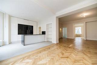 1000 BRUXELLES (rue des Chartreux 19) - Situé en plein cœur de Ville, à proximité immédiate du piétonnier et de toute les commodités, TREVI vous propose un bel appartement de ± 146 m² habitables composé comme suit: hall d'entrée, cuisine, salle à manger, salon, 2 chambres avec salle de bain et un bureau vitré de 9.5m² Loyer: 2.200€ + 150 € de provision de charges comprenant tout sauf l'électricité et internet.  Disponible immédiatement. PEB : C. L'appartement est disponible immédiatement. Plus d'information et visites avec Louis Meert 0477 57 98 87 ou par mail LMEERT@TREVI.BE