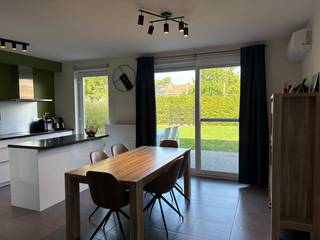 Instapklare, energiezuinige woning in een rustige wijk

Prijs: bod vanaf € 515.000

Op zoek naar een moderne, energiezuinige en instapklare gezinswoning in een rustige en aangename woonomgeving? Deze 3-gevelwoning uit 2011 combineert comfort, ruimte en een uitstekende ligging.

De woning beschikt over maar liefst 175 m² bewoonbare oppervlakte en biedt een praktische indeling met onder andere een inkomhal, wasplaats, apart toilet, garage en een ruime leefruimte met open keuken. Dankzij het zicht op de tuin geniet de leefruimte van een aangename verbinding met het buitenleven.

De keuken is volledig uitgerust met onder meer een spoelbak, keramische kookplaat, combioven, vaatwasser, koelkast en diepvries.

Op de eerste verdieping bevinden zich 3 slaapkamers, evenals een badkamer met douche, ligbad en dubbele lavabo. De zolderverdieping werd in 2014 volledig ingericht en omgevormd tot twee extra kamers: een bijkomende slaapkamer en een afzonderlijke bureauruimte die eveneens als slaapkamer kan dienen. In totaal biedt de woning dus 5 slaapkamers — ideaal voor een groot gezin of wie nood heeft aan extra werk- of hobbyruimte.

Buiten beschikt de woning over een mooi aangelegde tuin met terras en tuinhuis. De oprit biedt plaats aan 2 wagens en de inpandige garage beschikt over een automatische poort.

⭐Troeven

3-gevelwoning uit 2011
175 m² bewoonbare oppervlakte
5 slaapkamers
Ruime leefruimte met open keuken van 42 m²
Centrale verwarming op gas – condensatieketel Vaillant (installatie 2023)
Ventilatiesysteem type D
EPC A
Rustige, aangename woonwijk
Nabij scholen, openbaar vervoer, winkels
Vlotte verbinding met de Woluwelaan en de Ring
Op wandelafstand van het groene Rolleveld park
18 Zonnepanelen &amp; thuisbatterij 3x5kw (installatie 2022)
❄️ Airconditioning Samsung (installatie 2025)
Waterverzachter
Regenwaterput, 4500l
Alarmsysteem Verisure aanwezig

Een bezoek is zeker de moeite waard!
Voor een bezoek graag vooraf een afspraak maken.
