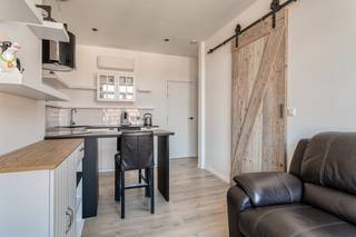 Laat je verrassen door dit TRENDY & SMAAKVOL GERENOVEERD 1 slaapkamer appartement (2°V) gelegen in hartje Blankenberge op enkele passen van de...