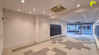 Op een zéér commerciële toplocatie in Mortsel bieden wij dit handelspand te huur aan.   De mogelijkheden van het handelspand zijn breed. Nu is de...