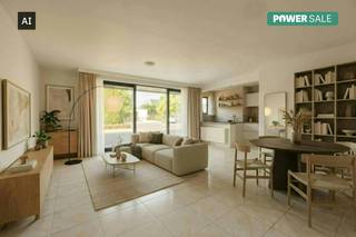 Wie zoekt naar het comfort van gelijkvloers wonen op een centrale en levendige locatie in Oostkamp, vindt in de Rustoordstraat een uitstekende eigendom. Dit appartement combineert een ligging midden in het centrum met een verrassend ruime indeling, een zonnige tuin en de mogelijkheid tot het aankopen van een private garagebox.<br /><br />In de royale leefruimte staat het nuttige volume centraal. U richt de kamer gemakkelijk in met zowel een ruime zithoek als een eethoek. De moderne open keuken (reeds vernieuwd) maakt direct deel uit van de leefruimte en is efficiënt ingericht voor optimaal dagelijks gebruiksgemak.<br /><br />Het appartement beschikt over 2 volwaardige slaapkamers. Daarnaast is er een handige extra kamer aanwezig die flexibel in te zetten is als thuiskantoor, dressing of hobbyruimte. De badkamer is uitgerust voor optimaal comfort en in de inkomhal bevindt zich een afzonderlijk gastentoilet.<br /><br />Een van de grote pluspunten van dit appartement is de directe toegang tot het terras en de aansluitende tuin. Dit biedt een mooie buitenruimte midden in de gemeente, ideaal om buiten te eten of te ontspannen. De optie om een private garagebox aan te kopen zorgt bovendien voor gegarandeerde parkeergelegenheid en nuttige opbergruimte voor fietsen en materiaal.<br /><br />De ligging langs de Rustoordstraat betekent dat alle dagelijkse voorzieningen vlakbij zijn. Supermarkten, lokale winkels, horeca, scholen en openbaar vervoer liggen allemaal op wandelafstand. Daarnaast garandeert de snelle aansluiting op de E40 en E403 een uitstekende bereikbaarheid richting Brugge, Gent en de kust. Een praktische en centrale uitvalsbasis voor wie ruim wil wonen in het hart van Oostkamp.<br /><br />De eigendom wordt aangeboden via de Power-sale formule. Van 11/10/2026 om 12:00 tot 31/10/2026 om 18:00 kan u het appartement op afspraak komen bezichtigen en een bod uitbrengen. De vermelde prijs is een instelprijs. Voor meer info, gelieve contact op te nemen met de dossierverantwoordelijke.<br /><br />Bestuursmaatregelen in het maatregelenregister: nee<br /><br />Deze AI-visualisaties zijn bedoeld als inspiratie. Er werd geen rekening gehouden met technische specificaties, stedenbouwkundige voorschriften of de concrete mogelijkheden tot realisatie.
