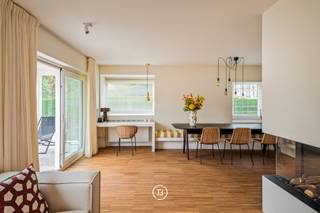 In de concessie van De Haan, op een steenworp van het strand, bevindt zich deze charmante halfopen woning. Met zijn zuid gerichte oriëntatie, een zeer lichtrijke woning en waar elke ruimte met zorg werd vernieuwd.<br /><br />De woning werd in 2024 grondig gerenoveerd met oog voor detail en duurzaamheid. Het resultaat is een helder en comfortabel interieur dat aanvoelt als een vakantiegevoel.<br /><br />De leefruimte met open haard vormt het hart van de woning : warm, uitnodigend en met een natuurlijke overgang naar de eetruimte en keuken. De keuken is praktisch ingedeeld en uitgevoerd in zachte tinten en natuurlijke materialen, wat zorgt voor een rustige uitstraling.<br /><br />Er zijn vier slaapkamers en twee badkamers, wat deze woning geschikt maakt als gezinswoning of als tweede verblijf aan zee. Buiten zorgt de verzorgde tuin voor privacy en een groen kader rondom de woning.<br /><br />De ligging op de Koninklijke Baan brengt het beste van De Haan samen: de nabijheid van het strand, de vlotte verbinding en de karaktervolle sfeer van de kust.