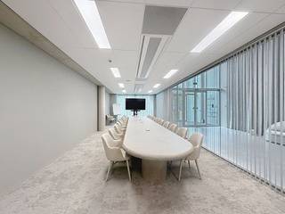 Office Park is een state of the art kantoorgebouw in het Waasland met een BEN-label (bijna energieneutraal gebouw) en een E-Peil van 38.<br />De kantoren genieten een centrale ligging en maken gebruik van de meest duurzame technieken die comfort koppelen aan een uitermate laag energieverbruik. <br /><br />De locatie, juist aan de op- en afritten van de E17, alsook aan de inkom van industriepark E17/3 en E17/4, zorgen voor een vlotte bereikbaarheid en visibilliteit. <br /><br />Bovenop de 94 parkeerplaatsen (deels met laadpunten) die voorzien zijn op de site kan er ook gebruik gemaakt worden van de carpool parking aan de overkant van de straat (110 parkeerplaatsen met laadpunten). Ook met de bus is Office Park zeer vlot bereikbaar.<br /> <br />De kantoorunit zelf is 100% afgewerkt met akoestisch plafond, extra goede geluidsisolatie, verlichting, verluchting, klimatisatie, CO2-meting, chappe, vloerbekleding, vloerdozen, patchkast, fiber proximus & telenet, uitgeruste kitchenette, etc. <br /><br />De kantoorunit heeft incl. 5 parkeerplaatsen bovengronds en optioneel 5 parkeerplaatsen ondergronds.<br /><br />Het gebouw is uitgerust met een centraal klimaatsysteem die instaat voor de volledige verwarming en koeling van de verschillende lokalen. Tevens wordt de nodige aandacht besteed aan de luchtkwaliteit. <br /><br />Naast de 47 parkeerplaatsen voor auto’s en 60 fietsen bevat het kelderniveau ook douches en technische ruimtes. <br /><br />Oppervlakte:<br />445 m²<br /><br />Beschikbaarheid:<br />1 oktober 2026<br /><br />Hebt u interesse in dit handelspand te huur in Lokeren? Vraag meer info of boek een bezoek via business.gent@dewaele.com of 09 245 35 35.