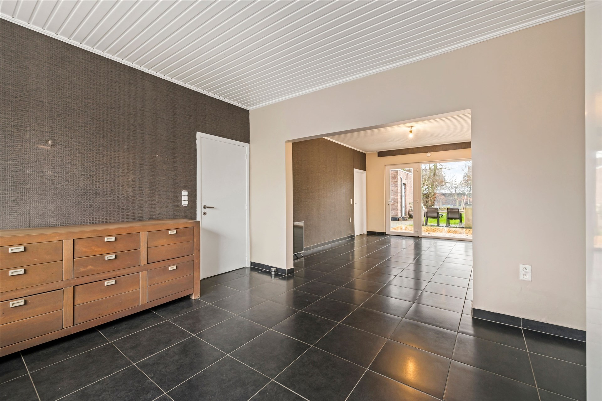 Gezinswoning met 2 slaapkamers, uitgestrekte tuin en garage - foto 3