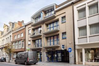 Ruime gesloten garage te huur in veilige residentie met afgesloten toegangspoort. Contacteer Fabienne voor meer info en bezoek0475/34.00.40...