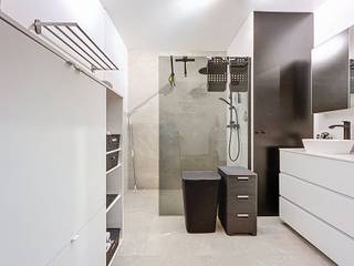 Dit appartement bevindt zich op de tweede verdieping (zonder lift) in een rustige straat in het centrum van Kontich aan het Gemeentepark.  Werkelijk een voortreffelijke locatie op wandelafstand van het centrum van Kontich met leuke winkels, horeca en het Altena, Abraham Hans &amp; St. Jozef Instituut vlakbij. Een ideale locatie voor zowel jonge starters die alles binnen handbereik willen, als voor investeerders die op zoek zijn naar een zorgeloze verhuur.  Het appartement is momenteel al verhuurd aan een huurder die er graag wil blijven wonen, een buitenkansje dus voor mensen die hun geld willen herbeleggen van de wispelturige beurs naar standvastige vastgoed !<br /><br />de Huisleverancier verwelkomt je aan de inkomdeur van het gebouw met een beperkt aantal mede-eigenaars.  We laten je eerst even de staanplaats in de gedeelde garagebox bekijken, deze is inbegrepen in de verkoopprijs.  Daarna passeren we nog eerst even op het gelijkvloers langs de praktische private bergruimte vóór we naar het appartement gaan. <br /><br />We betreden het appartement en bevinden ons in de inkomhal die toegang verleent tot alle kamers.  Eerst nemen we een kijkje aan de voorzijde van het appartement.  Hier is de zeer ruime leefruimte met open keuken, de grote raampartijen zorgen voor een mooie lichtinval.  De keuken is volledig uitgerust.<br /><br />Aan de achterzijde van het appartement liggen de twee grote slaapkamers en de ruime bureau (met doorgeeflicht).  De volledig vernieuwde badkamer met inloopdouche ligt centraal.<br /><br />Het appartement (en gebouw) werden in 2023 volledig vernieuwd waardoor je binnen korte termijn geen kosten hoeft te verwachten... Ook is er wegens het beperkt aantal mede-eigenaars geen maandelijkse provisie te betalen voor de gemene delen.<br /><br />Dit is niet wat je zoekt ? Al gehoord van AANKOOPBEGELEIDING ?   Wij zoeken, bezoeken en onderhandelen mee met jou voor eigendommen die worden aangeboden door particulieren, andere makelaars of eigendommen die zelfs (nog) niet te koop staan?<br />Vraag meer informatie over aankoopbegeleiding via welkom@dehuisleverancier.be of 0489/069.000<br /><br />de Huisleverancier : Persoonlijk, voor iedereen Service, Kwaliteit en Vertrouwen !<br /><br />EPC :  239 kWh/m2 (Label C)<br />Stedenbouwkundige inlichtingen in aanvraag<br />Waterinfo : P-Score = A, G-Score = A
