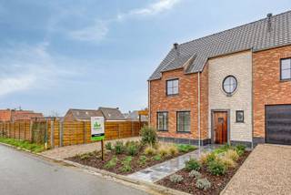 <span><span><strong>KANTWERK </strong>is een kleinschalig en uiterst energiezuinig nieuwbouwproject bestaande uit 3 gekoppelde woningen in landelijke stijl en één moderne alleenstaande villa gelegen langs de Kantwerkersstraat. </span></span><br /><span><span><strong> <br />Bouwonderneming Canneyt BV </strong>is niet aan zijn proefstuk toe. Door hun jarenlange ervaring weten deze vakmensen wat de behoeftes zijn van hun klanten. <br /><strong>Comfort, energiezuinigheid, kwaliteit en een afwerking tot in de kleinste details </strong>zijn dan ook de eigenschappen van deze kleinschalige realisatie.<br /><br />Tijdens de ontwerpfase werd veel aandacht geschonken aan enerzijds de <strong>energiezuinigheid</strong> en anderzijds het <strong>wooncomfort </strong>van de bewoners:</span></span>
<ul>
	<li><strong><span><span>Praktische indeling;</span></span></strong></li>
	<li><strong><span><span>veel lichtinval;</span></span></strong></li>
	<li><span><span><strong>vloerverwarming; </strong></span></span></li>
	<li><strong><span><span>warmtepomp (lucht/water) met zonnepanelen; </span></span></strong></li>
	<li><strong><span><span>vergaande afwerking;</span></span></strong></li>
	<li><strong><span><span>...</span></span></strong></li>
</ul>
<span><span>Op deze manier is het zowel binnen als buiten aangenaam vertoeven.<br /><br /><strong><u>Indeling wonigen:</u></strong> Op het gelijkvloers bevinden zich de mooie inkomhal met gastentoilet en de open leefruimte met open keuken gekoppeld aan een erg ruime keukenberging. Op de eerste verdieping beschikt de woning over 3 zeer ruime slaapkamers, een badkamer (inloopdouche, dubbele lavabo en de mogelijkheid tot het plaatsen van een ligbad) en afzonderlijk toilet op de gang. De woning biedt de mogelijkheid om een vaste trap te plaatsen naar de tweede verdieping, waar u tevens een extra slaapkamer of hobbykamer kan inrichten. De halfopen bebouwingen beschikken over een carport met aangelegde oprit, terras en omheinde tuin. De gesloten bebouwing herbergt een inpandige garage. <br /><br /><u><strong>Lastenboek:</strong></u><br />Het lastenboek voorziet ruime budgetten voor verdere afwerking van uw droomwoning. De bouwheer heeft hierin kosten nog moeite gespaard om u verder te begeleiden in samenwerking met de betere leveranciers in de regio. We geven u hierover graag wat meer uitleg bij een gesprek op kantoor of tijdens een bezoek aan de werf. <br /><br /><strong><u>Woning 1:</u></strong> Gerealiseerd op een ruim perceel van ca.<strong> 361 m² </strong>en maar liefst ca. 153 m<sup>2 </sup>aan bewoonbare oppervlakte (excl. zolder).<br /><br /><strong><u>Wat maakt KANTWERK uniek:</u></strong></span></span>

<ul>
	<li><span><span>Energiezuinig project (<strong>warmtepomp (l/w), zonnepanelen per woning</strong>,…);</span></span></li>
	<li><span><span><strong>kleinschalig project</strong>;</span></span></li>
	<li><span><span><strong>rustige ligging</strong>;</span></span></li>
	<li><span><span>kwalitatieve architectuur en materiaalkeuze;</span></span></li>
	<li><span><span>tot in de puntjes afgewerkt, geen bijkomende kosten meer voor de koper;</span></span></li>
	<li><span><span>...</span></span></li>
</ul>
<span><span><strong>OPMERKING:</strong> Deze realisatie is tot in de details afgewerkt. De carports zijn vergund en geplaatst. De oprit en parkeerplaatsen zijn voorzien van grindmatten. De tuin werd omheind en de paadjes en terrassen werden reeds aangelegd in natuursteen. Kortom: U heeft als koper een minimum aan kosten voor verdere afwerking. </span></span><br /><br /><span><span><em>De oplevering van dit nieuwbouwproject is voorzien bij akte.<br />De afwerkingen voor tuin en terras zitten niet inbegrepen in bovenstaande prijszetting (meer info betreft oplevering en uitgewerkte detailprijs per woning op aanvraag).</em></span></span><br /><span><span><strong>Bent u op zoek naar een unieke nieuwbouwwoning in landelijke stijl of een moderne alleenstaande villa? Plan dan snel uw afspraak! Contacteer ons op het nummer 051 50 11 51 of via diksmuide@diksimmo.be.</strong></span></span>