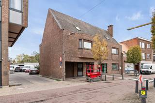 This multifunctional building with commercial space and a spacious apartment is located in the shopping street of Schelle.This property offers a...