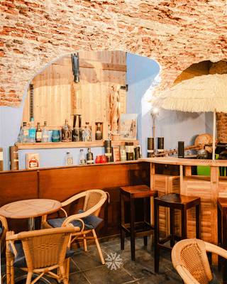 GENT CENTRUM - Unieke cocktailbar in de Gentse Binnenstad Pièce unique In het historische hart van Gent en omringd door talrijke trekpleisters,...