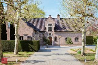 Afgeschermd van het straatbeeld bevindt zich deze eigendom op een groot perceel van bijna 1 hectare privacy. Villa bestaande uit een inkomhall,...