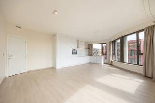 Op de 5e verdieping van een kwalitatief residentieel gebouw aan de Londenstraat 3 bevindt zich dit stijlvolle en ruime appartement van ca. 116 m².<br /><br />Dankzij de combinatie van een hoogwaardige afwerking, hedendaags comfort en een royaal inpandig terras van ca. 12 m² biedt dit appartement een aangename woonervaring op een toplocatie.<br /><br />De ruime leefruimte vormt samen met de open keuken het hart van het appartement. De keuken is volledig uitgerust met kwalitatieve AEG-toestellen en sluit mooi aan bij de lichtrijke woon- en eetruimte. Vanuit de leefruimte is er toegang tot het ruime inpandige terras, dat een aangename buitenruimte vormt.<br /><br />Het appartement beschikt over twee volwaardige slaapkamers en twee badkamers, wat zorgt voor optimaal wooncomfort en privacy. De ingemaakte kasten van het Italiaanse kwaliteitsmerk Caccaro bieden bovendien een stijlvolle en praktische oplossing voor voldoende opbergruimte.<br /><br />Op het vlak van comfort is het appartement voorzien van vloerverwarming, airconditioning en zonnewering.<br /><br />Verder beschikt het appartement over een grote ondergrondse autostaanplaats en maar liefst drie overdekte fietsenplaatsen.<br /><br />Huurprijs: € 2.200/maand<br />Ondergrondse autostaanplaats: € 175/maand<br />Algemene kosten: € 100/maand<br /><br />Een uitstekend gelegen en hoogwaardig afgewerkt appartement voor wie op zoek is naar ruimte, comfort en een stijlvolle woonomgeving in het Eilandje.<br /><br />Meer informatie of een bezichtiging? Mail naar info@wellimmo.net of bel 03 225 00 68.