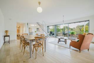 <p>LIGGING<br /><br />Ontdek dit <strong>ruime duplexappartement</strong> in de <strong>residentie Soenenspark</strong> (bouwjaar 2004), ideaal gelegen nabij het levendige centrum van <strong>Sint-Denijs-Westrem</strong>. Op wandelafstand vind je gezellige cafés, lokale handelszaken en alle dagelijkse voorzieningen.<br /><br />De <strong>uitstekende bereikbaarheid</strong> is een groot pluspunt: het centrum van <strong>Gent</strong>, winkels, scholen, de <strong>fietssnelweg</strong> en <strong>openbaar vervoer</strong> bevinden zich in de directe omgeving. Dankzij de strategische ligging geniet je van een <strong>vlotte aansluiting op de Kortrijksesteenweg</strong> en de <strong>opritten van de E40, E17 en R4</strong>, waardoor je moeiteloos elke bestemming bereikt.<br /><br />Daarnaast ligt het <strong>Parkbos</strong> vlakbij — de ideale plek om te wandelen, joggen of even tot rust te komen in het groen. De <strong>mobiscore van 8,5/10</strong> benadrukt de uitstekende ligging en mobiliteit van dit appartement.<br /><br />INDELING<br /><br />Bij het betreden van dit <strong>instapklare duplexappartement</strong> valt meteen de royale <strong>bewoonbare oppervlakte van maar liefst 150 m²</strong> op. De grote, open leefruimte geniet van natuurlijk licht dankzij de brede raampartijen met een <strong>open zicht</strong>. Vanuit de leefruimte geniet je directe toegang tot het <strong>ruime terras van 20 m²</strong>. De <strong>open, geïnstalleerde keuken</strong> vormt één geheel met de leefruimte. Aansluitend bevindt zich een <strong>praktische berging</strong>.<br /><br />Via de open trap bereik je de <strong>tweede verdieping</strong>, waar twee <strong>volwaardige slaapkamers</strong> rust en privacy bieden. De <strong>masterbedroom</strong> beschikt over een <strong>ensuite badkamer</strong> met ligbad, dubbele lavabo en inloopdouche. Daarnaast is er nog een <strong>tweede douchekamer</strong> aanwezig. Tussen beide kamers bevindt zich een <strong>open, multifunctionele ruimte</strong> — ideaal als <strong>bureau of hobbyruimte</strong>.<br /><br />In de kelder beschik je bovendien over een <strong>privéberging</strong> én een <strong>ondergrondse staanplaats</strong> (verplicht mee aan te kopen voor €30.000).<br /><br />Dit appartement heeft een <strong>EPC-label A</strong>, wat zorgt voor een <strong>energiezuinige en futureproof woonst</strong> met een <strong>laag verbruik</strong>.<br /><br />TROEVEN<br /><br />- Ruim appartement met een oppervlakte 150 m2 <br />- EPC A<br />- Uitstekende bereikbaarheid<br />- Ondergrondse autostaanplaats<br /><br />Mis deze kans niet! Neem vandaag nog contact op met Bram via +32 471 76 90 50 om een afspraak in te plannen.</p>