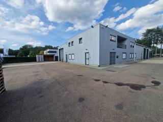 Het bedrijfspand dat te huur staat is gelegen aan de Noordervaart. Een industriegebied gelegen aan het pittoresk jachthaventje van Herentals. Hier staat nog een hele ontwikkeling naar eet- en campeergelegenheid te gebeuren. <br />Het bedrijfspand is uitgerust met een magazijn met een oppervlakte van ca. 670m² en een kantoor met een oppervlakte van ca. 200m².<br /><br />De kantoren zijn voorzien van domotica en hebben een frisse en professionele uitstraling. De magazijnen beschikken over twee gelijkvloerse poorten. De eerste gelijkvloerse poort geeft toegang naar dat deel van het magazijn waar momenteel een rolbrug opgesteld staat. Uiteraard kan het ook perfect gebruikt worden voor de opslag van goederen. <br />De tweede sectionaalpoort geeft toegang naar dat deel van het magazijn dat vroeger werd gebruikt voor het onderhoud van vrachtwagens. Het is met andere woorden voorzien van een heel lange smeerput.<br /><br />Het pand is volledig omheind en beschikt ook nog over een beetje verharde buitenruimte.