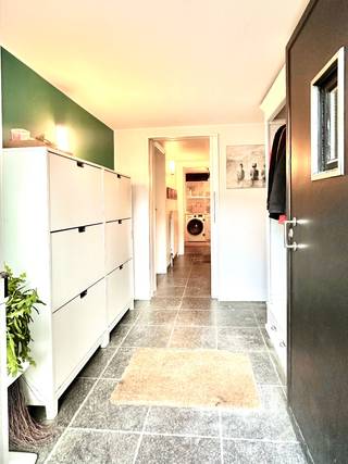 Ruime bel-etage met zonnige tuin en 4 slpk in de Pulhofwijk<br /><br /><br /><br />Kijkdag uitsluitend op afspraak op 5 en 6 juni tussen 10u en 18u.<br /><br />Er wordt gewerkt met een biedingsprocedure. Biedingen kunnen worden uitgebracht tot maandag 8/06 11u.<br /><br />Interesse in deze ruime en instapklare woning op toplocatie?<br />Contacteer ons voor uw bezoekmoment op k.dotremont@gmail.com<br /><br /><br /><br />In de Rysheuvelsstraat 80 te Berchem bevindt zich deze verrassend ruime bel-etagewoning (±210 m²) met zuid georiënteerde tuin (±90 m²), oprit en garage met sectionale poort.<br /><br />Deze lichtrijke en energiezuinige woning combineert ruimte, comfort en een uitstekende ligging in de gegeerde Pulhofwijk — ideaal voor gezinnen, thuiswerk of een combinatie wonen/werken.<br /><br />Op het gelijkvloers bevindt zich naast de garage een polyvalente ruimte met directe toegang tot de tuin, momenteel ingericht als atelier. Perfect als praktijkruimte, bureau, hobbyruimte of extra leefruimte.<br /><br />De eerste verdieping biedt een lichtrijke leefruimte met woonkamer, eetkamer en halfopen keuken. Aansluitend bevindt zich een terras met trap naar de zonnige tuin, alsook een gastentoilet.<br /><br />Op de tweede verdieping bevinden zich 4 volwaardige slaapkamers en een badkamer, vernieuwd in 2021, uitgerust met inloopdouche, wastafel en toilet. Dankzij de recent vernieuwde lichtkoepels (mei 2026) geniet de woning van bijzonder veel natuurlijke lichtinval.<br /><br />Extra troeven:<br /><br />* Zuid georiënteerde tuin<br />* Oprit en garage<br />* Volledig onderkelderd<br />* Veel mogelijkheden voor praktijk of thuiswerk<br />* Nieuwe hoogrendementsketel (2024)<br />* Vernieuwd en geïsoleerd dak (2026)<br />* Bijkomende buitenmuurisolatie (2025)<br />* Zonnepanelen en laadpaal (2026)<br />* EPC B – 163 kWh/m²<br /><br /><br />