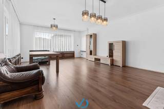 In het hart van het charmante Boezinge vinden we deze instapklare villa, ideaal voor gezinnen of koppels die op zoek zijn naar rust, ruimte en vlotte bereikbaarheid. Dankzij de gunstige ligging bevind je je op korte tijd in het centrum van Boezinge, maar ook in het bruisende Ieper of op de omliggende invalswegen.<br /><br />Je komt binnen via een ruime, lichtrijke inkomhal met apart gastentoilet. Van hieruit leidt de weg naar de gezellige leefruimte en de aangrenzende, volledig ingerichte keuken met alle nodige voorzieningen. Achteraan de keuken bevindt zich een praktische doorgang naar de inpandige garage, ideaal als extra opbergruimte. Vanuit de keuken heb je ook toegang tot de droge kelder.<br /><br />Op het gelijkvloers bevindt zich bovendien een eerste, volwaardige slaapkamer, perfect als master bedroom of bureauruimte. De bovenverdieping telt nog drie ruime slaapkamers en een recent gerenoveerde badkamer, uitgerust met een modern lavabomeubel, bad en toilet. Als extra troef is er een afgewerkte zolderruimte, ideaal voor extra stockage of hobbyruimte.<br /><br />Waarom kiezen voor deze woning? Deze woning biedt niet alleen een uitstekende ligging en veel ruimte, maar is ook perfect instapklaar. Met enkele verdere afwerkingen maak je er volledig jouw thuis van.<br /><br />Ben je op zoek naar een instapklare villa in het hart van Boezinge met alle comfort en potentieel? Neem dan snel contact met ons op en plan je bezoek!