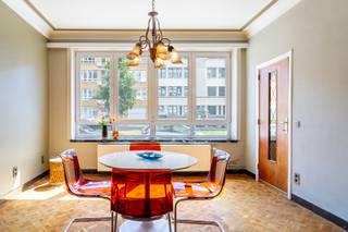 Tweeslaapkamer appartement met ruim terras in de Tentoonstellingswijk<br /><br />Dit ruime tweeslaapkamer appartement ligt in de rustige en groene Tentoonstellingswijk aan de Camille Huysmanslaan. De buurt combineert het beste van twee werelden: een serene omgeving met veel parken zoals het Nachtegalenpark, Middelheimpark en Mastvestpark, terwijl het centrum van Antwerpen makkelijk te bereiken is. Alle voorzieningen, zoals winkels, restaurants, cafés en openbaar vervoer, bevinden zich op wandelafstand, wat deze locatie extra aantrekkelijk maakt.<br /><br />Het appartement is gelegen op de gelijkvloerse verdieping van een goed onderhouden gebouw en heeft hierdoor als grote troef een uiterst ruim terras! Het appartement bestaat uit een ruime leefruimte op parket, volledig ingerichte keuken, hal voorzien van berging, ruime badkamer en twee volwaardige slaapkamers. Achteraan het ruime terras waar het heerlijk vertoeven is en ondergronds nog een handige kelderberging.<br />Mits enkele opfriswerken een instap-klaar appartement!