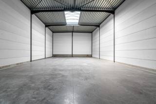 - Nieuwbouw-KMO-unit (btw aftrekbaar)<br />- Ideale ligging in Dadizele: Industrielaan 7, unit 2<br />- Oppervlakte: 236 m² - 6,2 m vrije hoogte - 11 m breed<br />- Staalstructuur met betonpanelen en geïsoleerde brandwanden als scheiding tussen de units<br />- Stalen dakplaten met PVC-bedekking en noodspuwers, met lichtstraat<br />- Elektrische sectionaalpoort van 4 m op 4,2 m<br />- Ramen en deuren in aluminium<br />- 2 parkeerplaatsen inbegrepen<br />- Aansluitingskosten nutsvoorzieningen inbegrepen<br />- Richtprijs: € 324.300