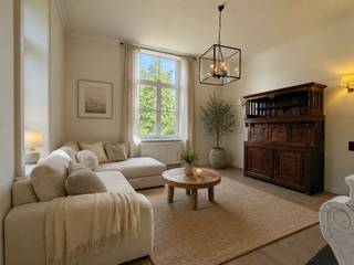 <p><strong>Deze historische en charmante conciërgewoning met twee slaapkamers en een private tuin bevindt zich op een uiterst rustige locatie op een prachtig 17de-eeuws kasteel- en parkdomein. Ondanks deze unieke oase van rust ligt de woning strategisch zeer gunstig nabij belangrijke in- en uitvalswegen, winkels, scholen, het openbaar vervoer en het levendige centrum van Edegem. Bovendien werd de woning in 2024-2025 volledig gerenoveerd en voorzien van moderne isolatie, waardoor historisch karakter en hedendaags comfort hier perfect samenkomen.</strong></p>
<p><strong>INDELING;</strong> <br />Bij het betreden van de woning via de inkomhal wordt u meteen verwelkomd in de gezellige en lichtrijke leefruimte. Deze ruimte, die een gezellige zithoek en eetplaats combineert, biedt een prachtig en rustgevend uitzicht op de vijver en op groen. De open, modern ingerichte keuken is volledig uitgerust met voldoende opbergkasten en kwalitatieve toestellen, zoals een kookplaat, dampkap, vaatwasser, oven, koelkast en diepvriezer. Daarnaast is er een praktische, aparte berging met de nodige aansluiting voor uw wasmachine, en is er een handige kelder aanwezig die extra opbergruimte biedt.</p>
<p>Via de karaktervolle houten trap bereikt u de eerste verdieping. Hier bevinden zich twee slaapkamers die extra sfeer ademen dankzij de originele plankenvloer.Verder is een ingerichte badkamer met een douche, een toilet en een lavabomeubel.</p>
<p>Tot slot is er ook een autostaanplaats op het domein inbegrepen.</p>
<br /><strong><span>BIJZONDERHEDEN:</span></strong><br />* Gelegen op een uniek kasteeldomein te Edegem <br />* Uniek eigendom, zeer centraal en rustig gelegen<br />* Autostaanplaats inbegrepen op het domein <br />* Kelder<br />* Renovatie 2024-2025, conforme keuring