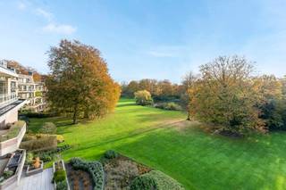 Het prachtig aangelegd domein herbergt 2 grote vijvers en mooi zicht. Het geheel is omsloten door middel van een hekwerk met fraaie toegangspoorten...