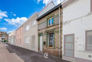 <p><span>Energiezuinige stadswoning met terras.</span></p><p><span> </span></p><p><span>Op zoek naar een betaalbare, energiezuinige woning op een topligging? Deze volledig vernieuwde stadswoning bevindt zich op wandelafstand van het commerciële centrum en beschikt over een gezellig zuidgericht terras. Elektriciteit, verwarming, waterleidingen en sanitair werden volledig vernieuwd, waardoor u hier zorgeloos kunt intrekken. Dankzij de uitstekende isolatie geniet u bovendien van een aangenaam wooncomfort én lage energiekosten. Ontdek deze ideale starterswoning, én maak snel een afspraak! </span></p>
