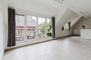 LIGGINGIn hartje Ertvelde, met vlotte verbinding naar Gent en de E34, bevindt zich dit instapklare appartement op de bovenste verdieping van een...