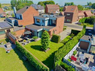 Bent u op zoek naar een instapklare gezinswoning op een centrale ligging? Dan is deze woning beslist een bezoek waard. Dankzij de ligging vlakbij het nieuwe, in bouw zijnde, park 'Rieme Oost' en de vlotte verbinding naar de invalswegen geniet u hier van een ideale combinatie van rust en bereikbaarheid.<br /><br />Binnen verwelkomt de woning u met een lichtrijke leefruimte voorzien van een gezellige houtkachel en een open, volledig uitgeruste keuken. Verder beschikt de woning over een gelijkvloerse badkamer, drie volwaardige slaapkamers, een praktische opbergkelder en een zeer mooi aangelegde tuin met oprit. Ook op vlak van energiezuinigheid en comfort scoort deze woning uitstekend dankzij vloerverwarming, airconditioning, zonnepanelen, conforme elektriciteit en een recente verwarmingsketel.<br /><br />Troeven:<br /><br />- Rustige ligging nabij het toekomstige park Rieme Oost<br />- Perceel van 353 m² (uitbreidbaar tot 597,94 m²)<br />- Lichtrijke leefruimte met houtkachel en open keuken voorzien van alle toestellen en gasfornuis<br />- Drie ruime volwaardige slaapkamers<br />- Vloerverwarming, airco, HR-glas, zonnepanelen met als gevolg EPC-label A !<br />- Conforme elektrische installatie<br />- Volledig aangelegde tuin met gebruiksvriendelijke oprit en de mogelijkheid om een extra perceel tuin aan te kopen!<br /><br />Een instapklaar verhaal en de ideale gezinswoning! Is dit waar je naar op zoek bent?<br />Meer info of een bezoek? Mail gerust naar hallo@wijsvastgoed.be